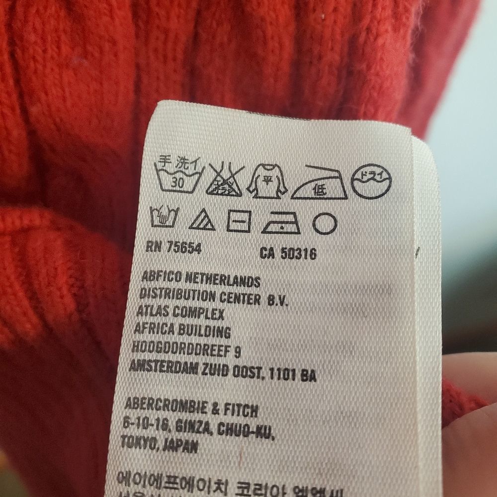 Abercrombie and Fitch red cable button down cardigan - Picture 5 of 7